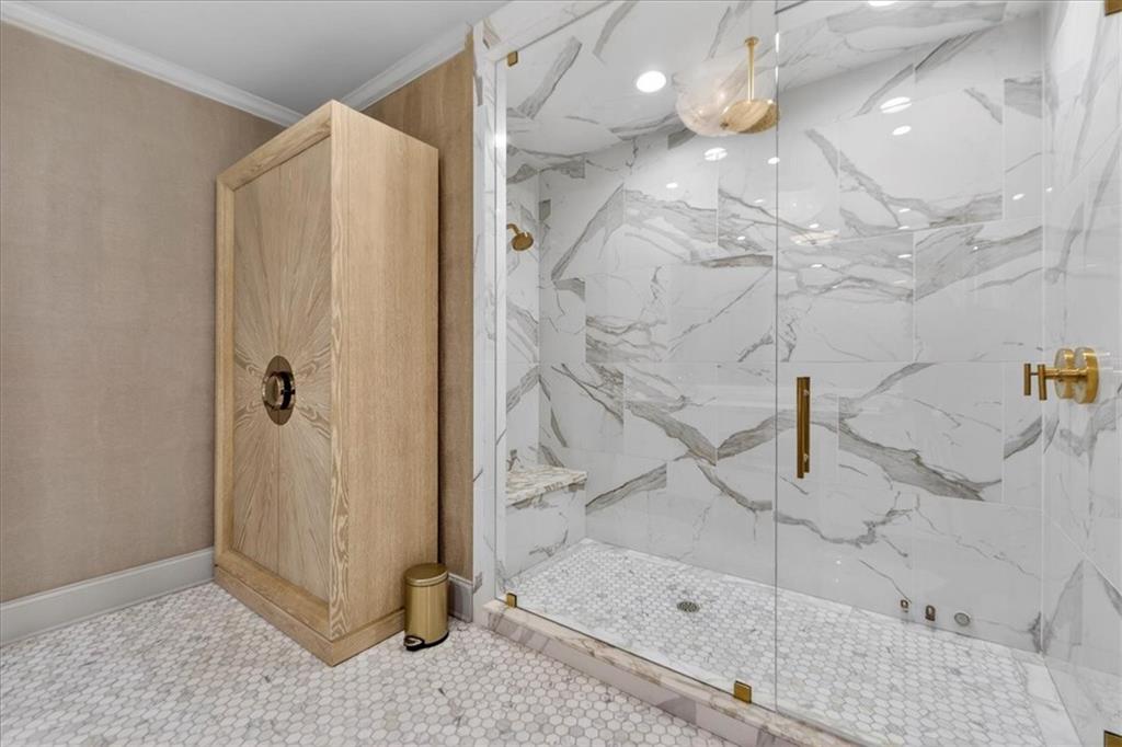 4937 WYANDOTTE Street Unit: 400