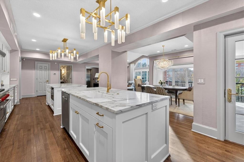 4937 WYANDOTTE Street Unit: 400