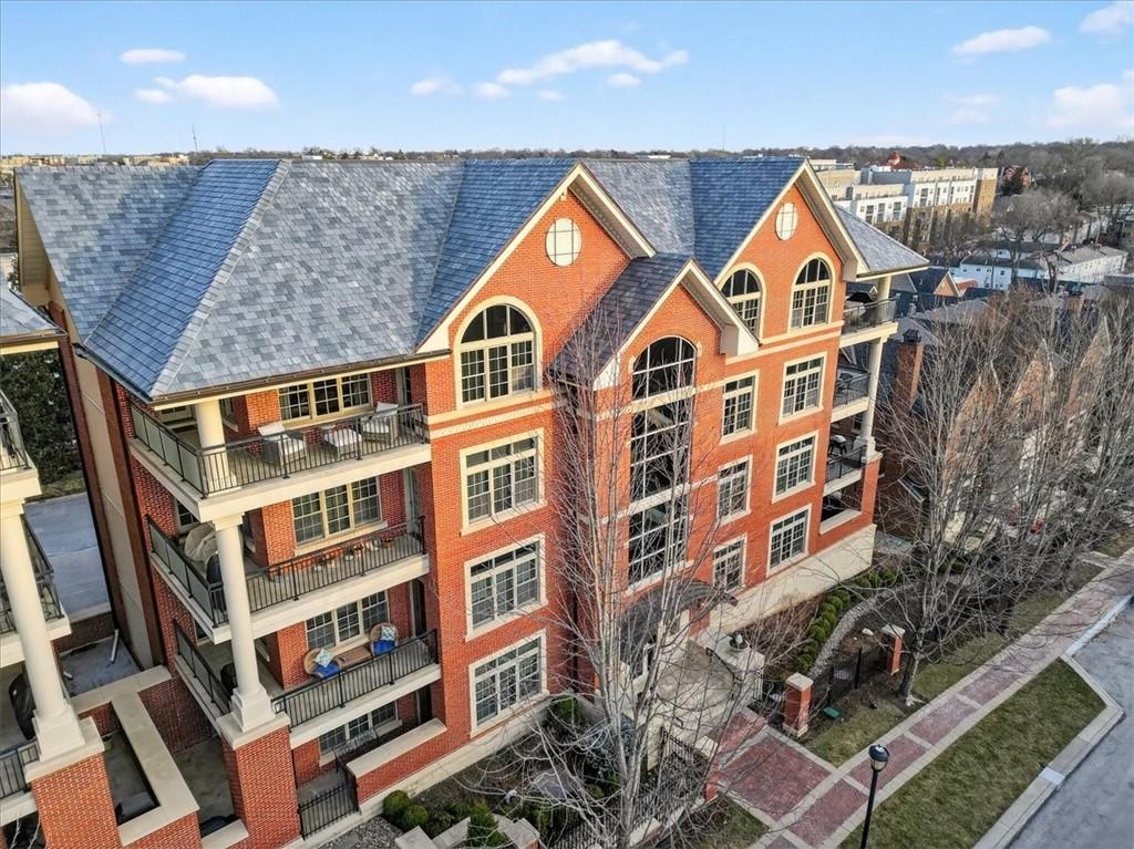 4937 WYANDOTTE Street Unit: 400