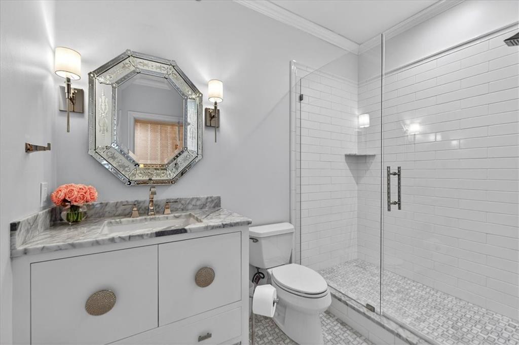 4937 WYANDOTTE Street Unit: 400