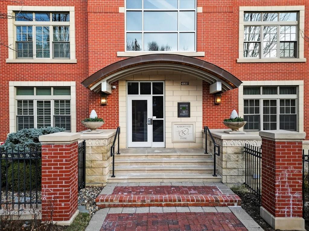 4937 WYANDOTTE Street Unit: 400