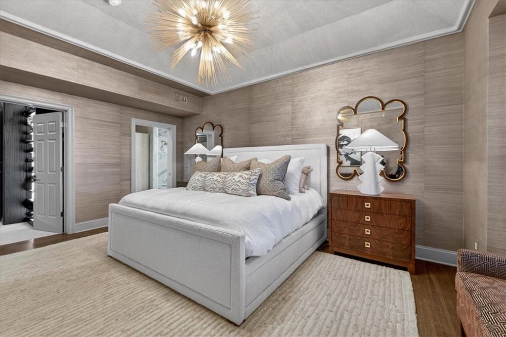 4937 WYANDOTTE Street Unit: 400