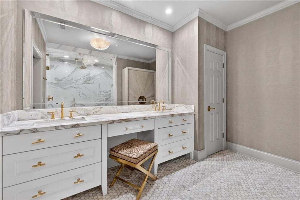 4937 WYANDOTTE Street Unit: 400