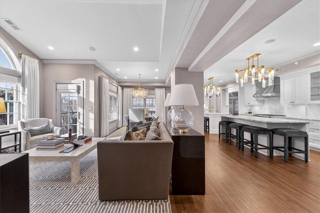 4937 WYANDOTTE Street Unit: 400