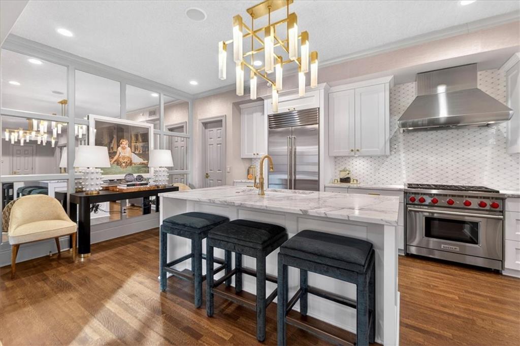 4937 WYANDOTTE Street Unit: 400