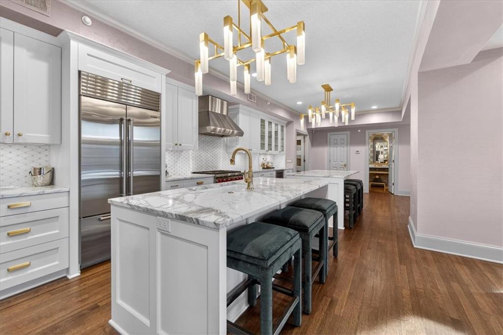 4937 WYANDOTTE Street Unit: 400