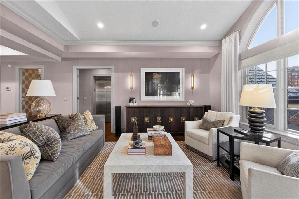 4937 WYANDOTTE Street Unit: 400