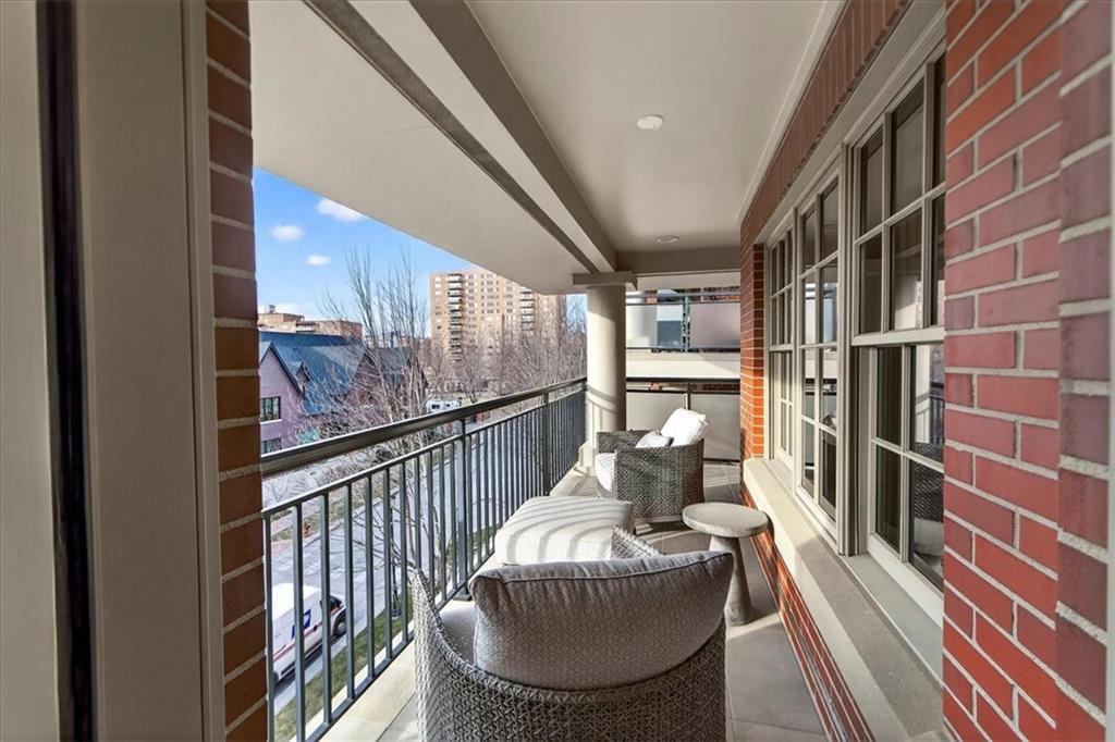 4937 WYANDOTTE Street Unit: 400