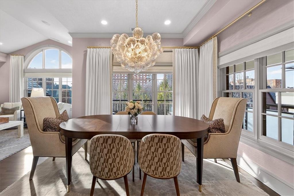 4937 WYANDOTTE Street Unit: 400