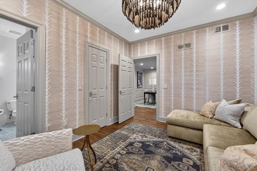 4937 WYANDOTTE Street Unit: 400