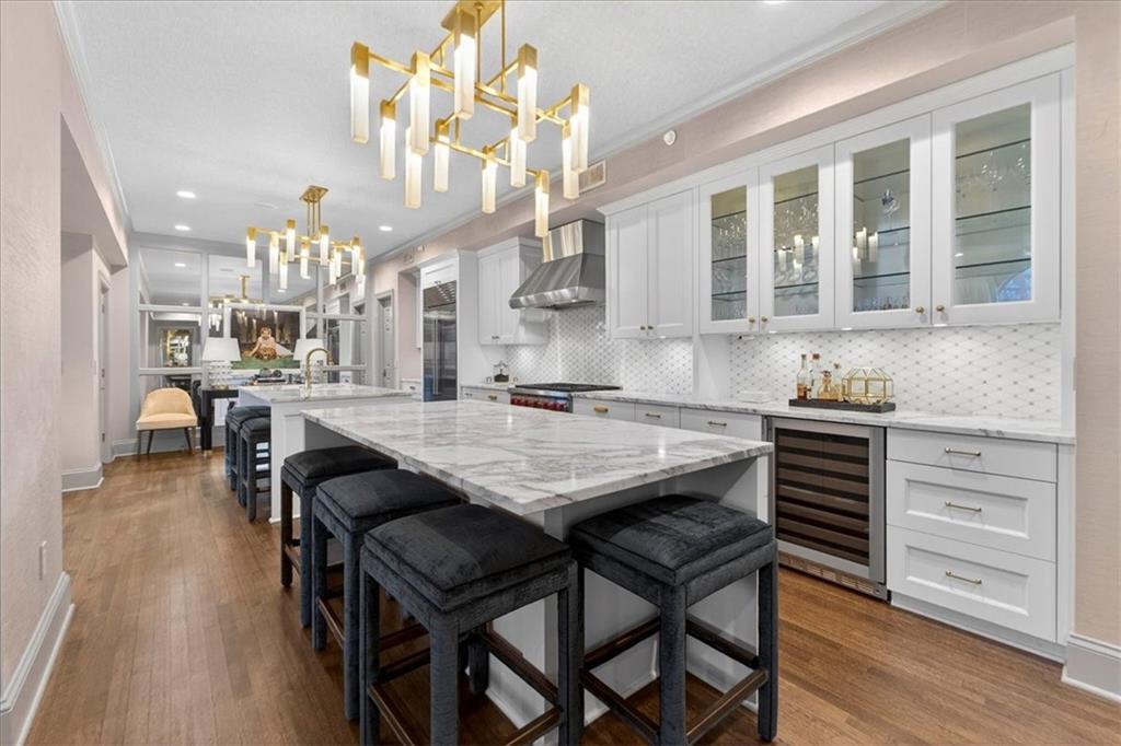 4937 WYANDOTTE Street Unit: 400