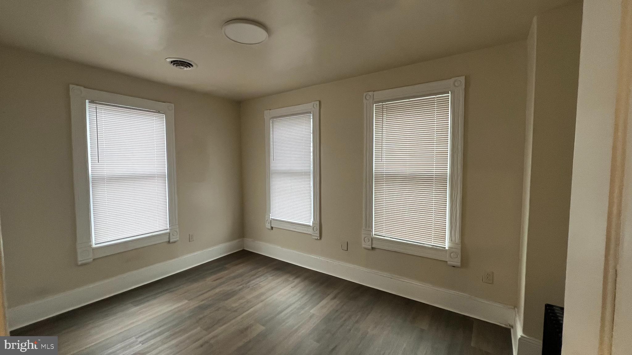 214 E ISABELLA STREET