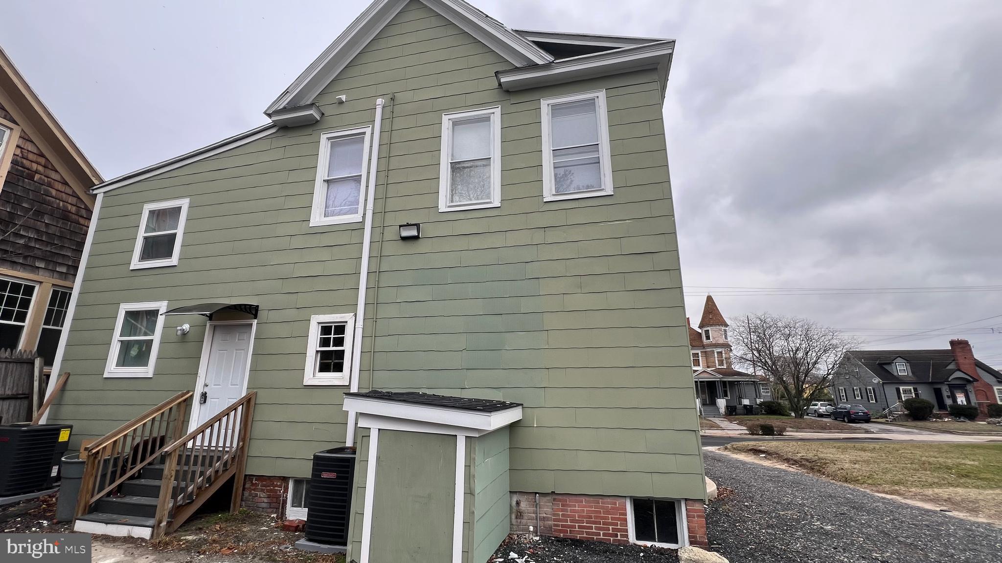 214 E ISABELLA STREET