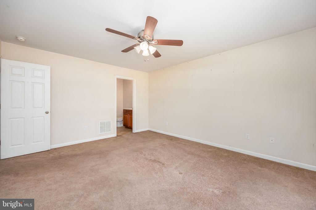6033 DEER CREEK DRIVE