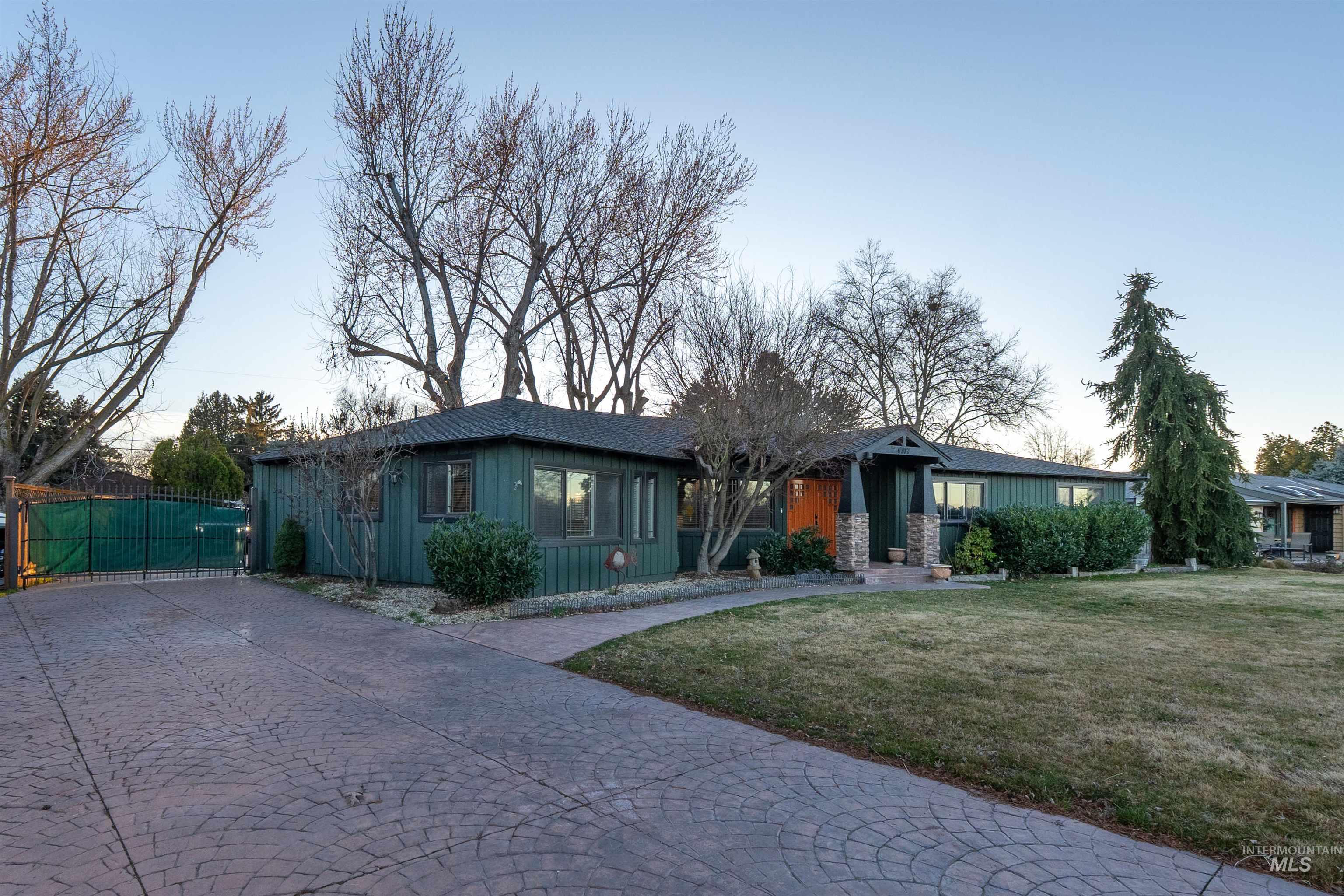 4917 Mountain View Dr