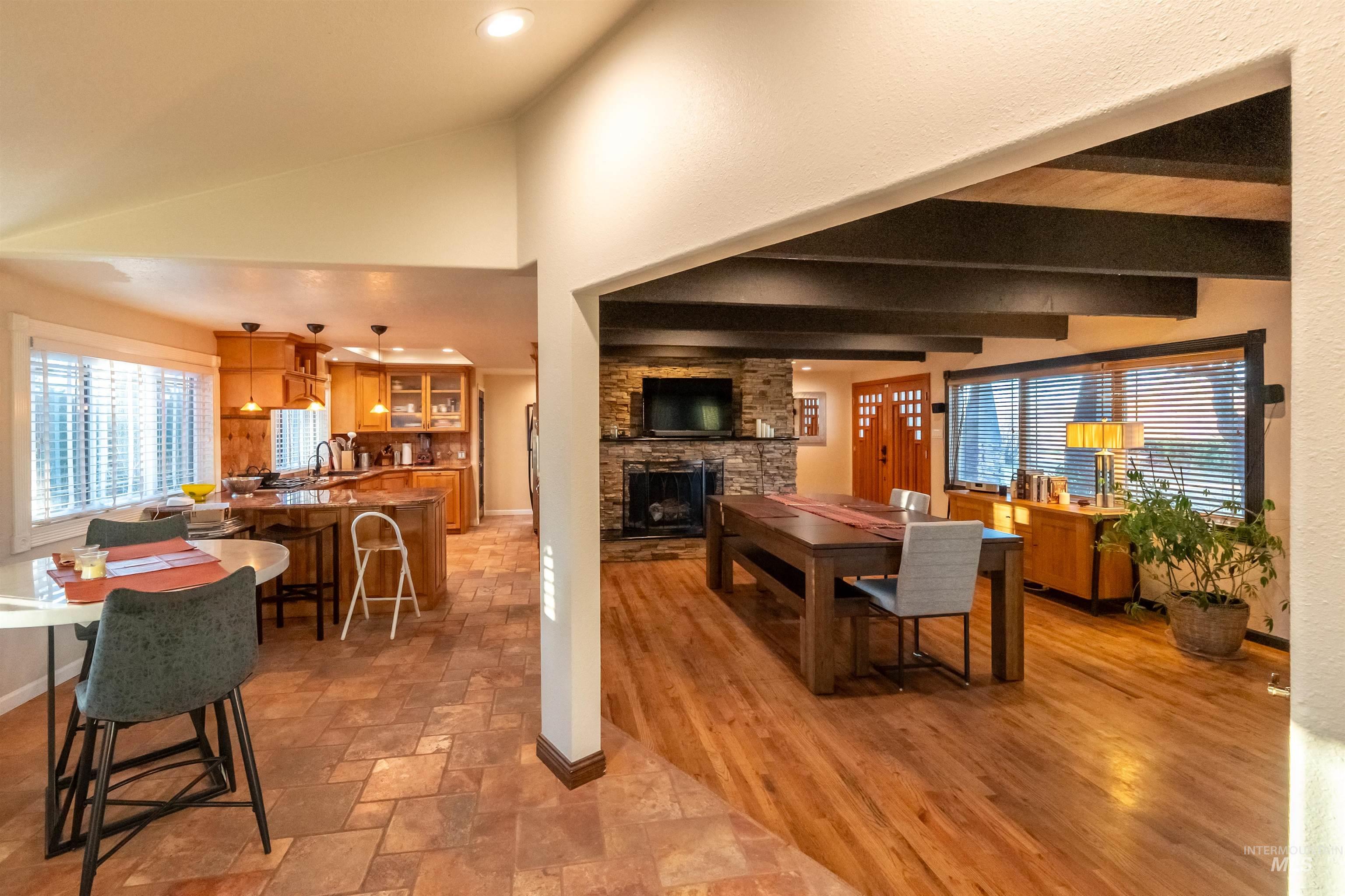 4917 Mountain View Dr