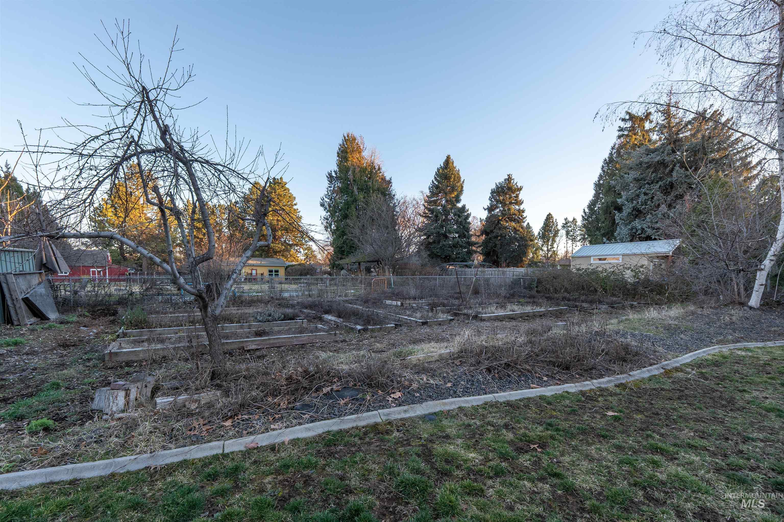4917 Mountain View Dr