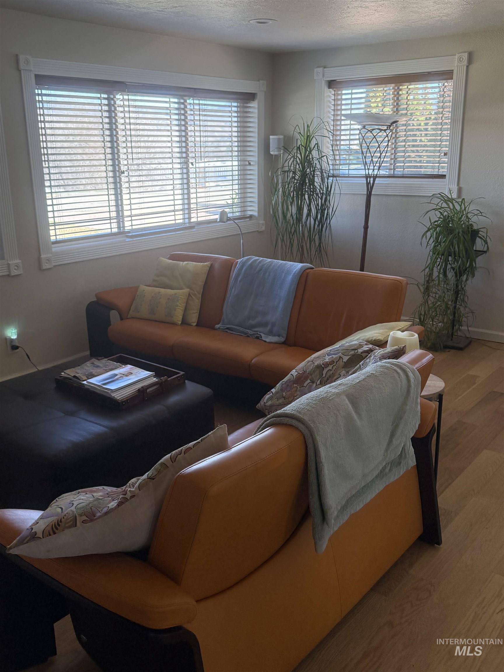 4917 Mountain View Dr