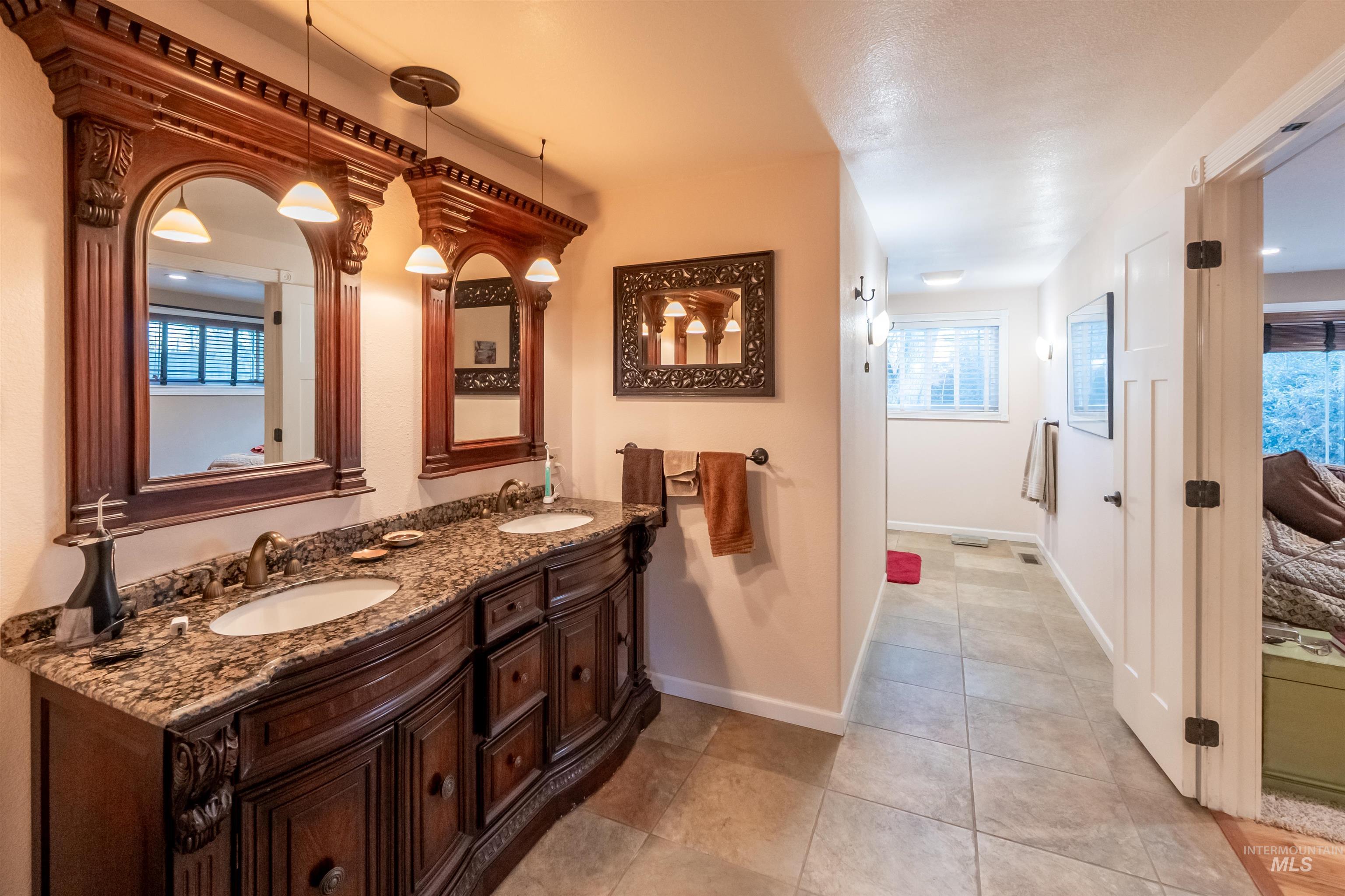 4917 Mountain View Dr