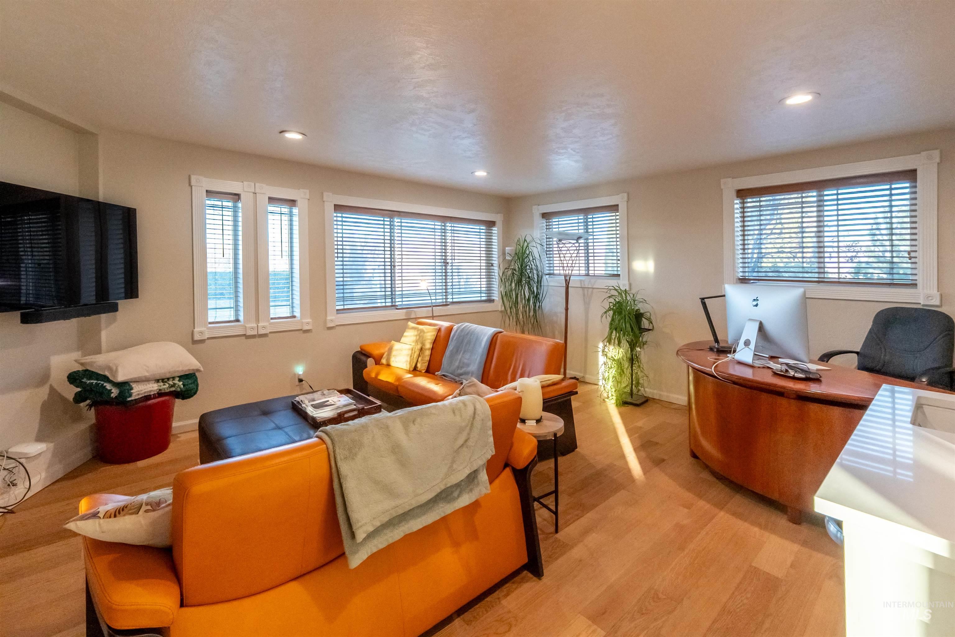 4917 Mountain View Dr