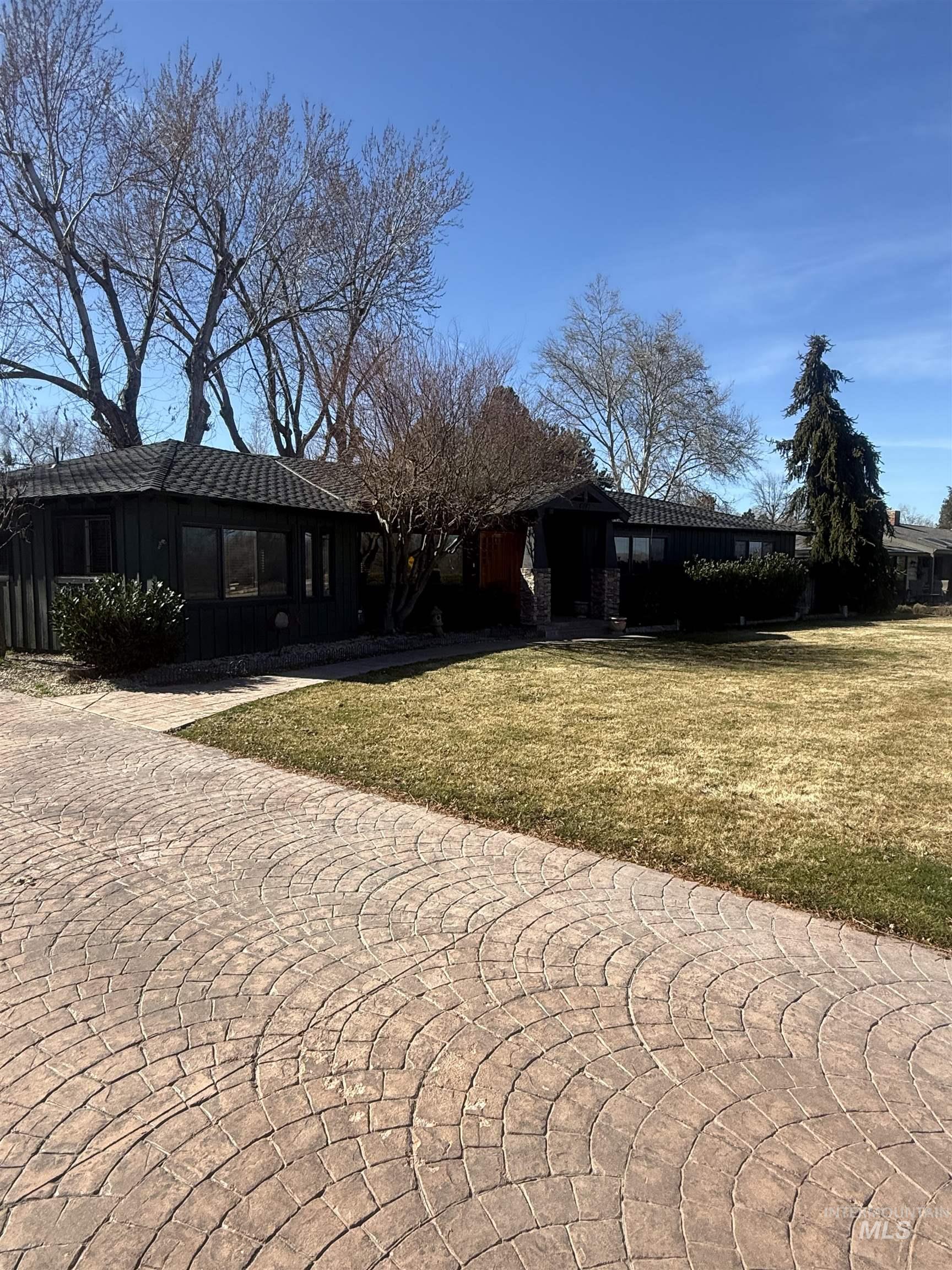 4917 Mountain View Dr