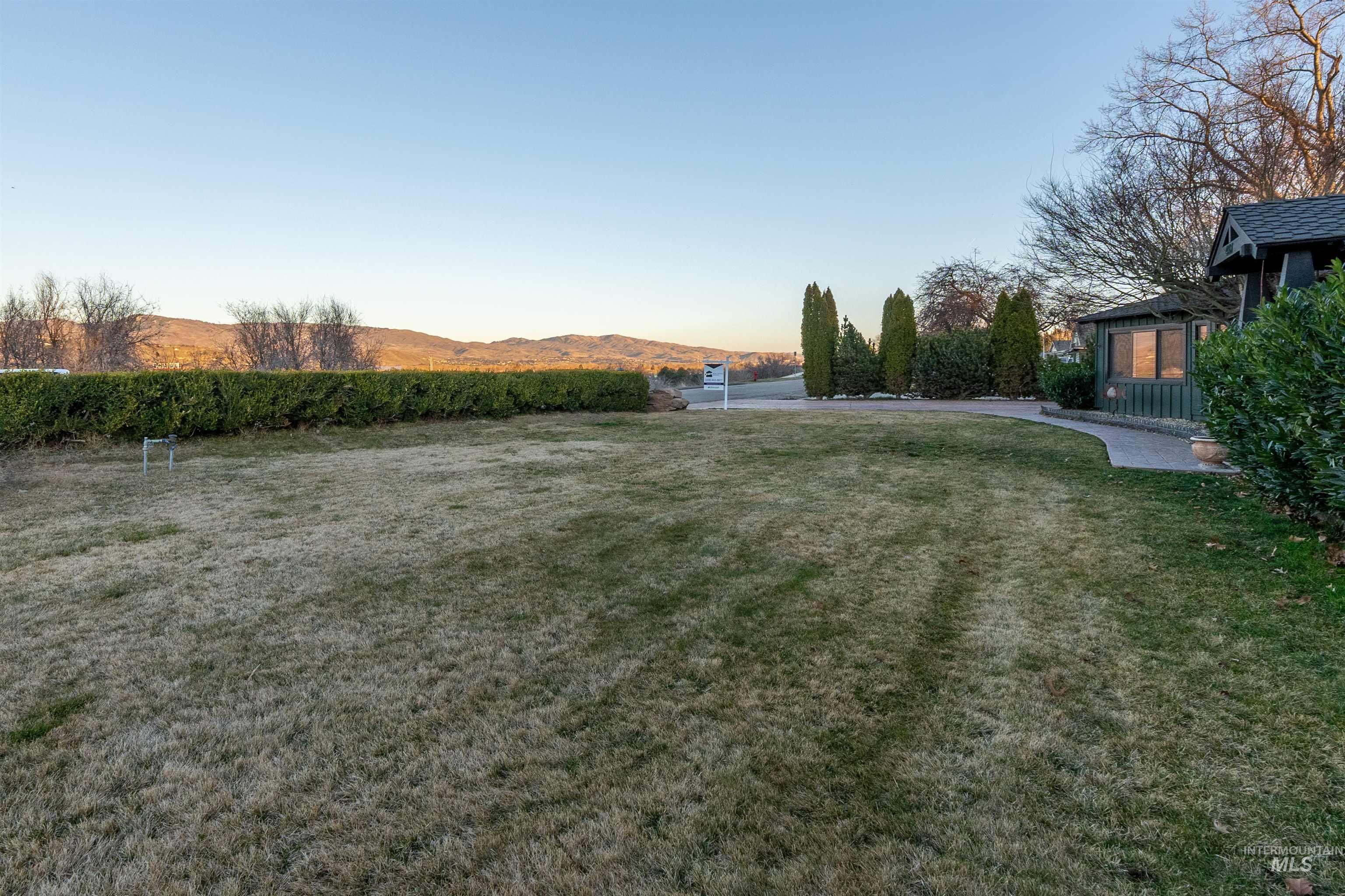 4917 Mountain View Dr