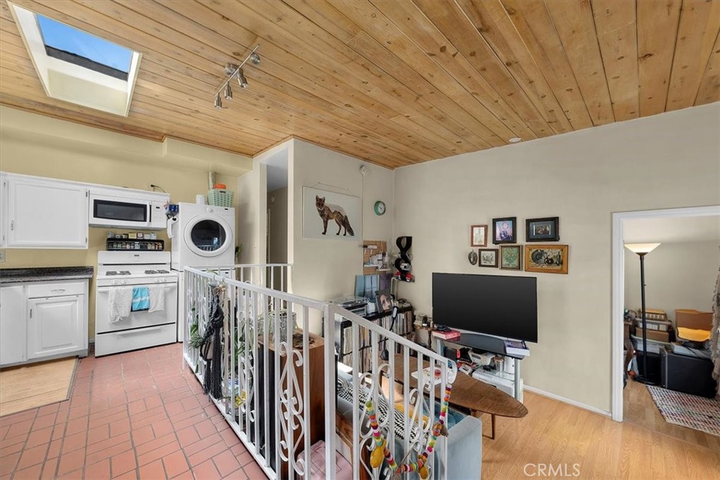 6459 Lexington Avenue