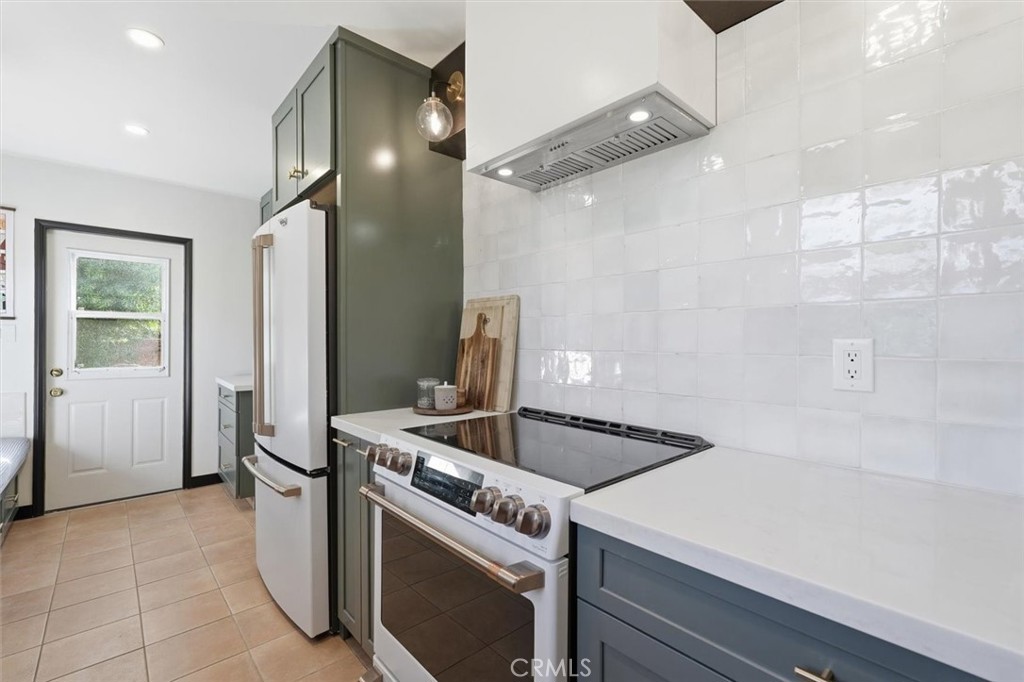 2324 Roycroft Avenue