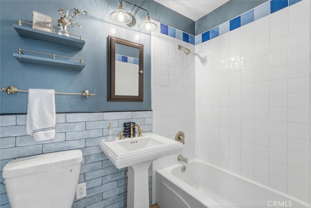 2324 Roycroft Avenue