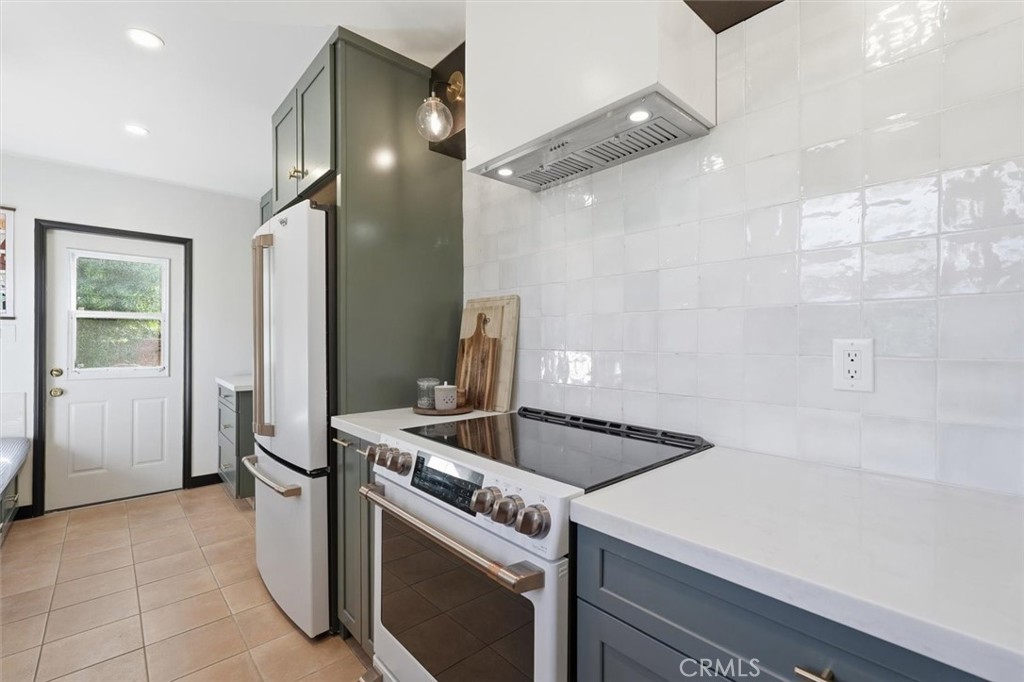 2324 Roycroft Avenue