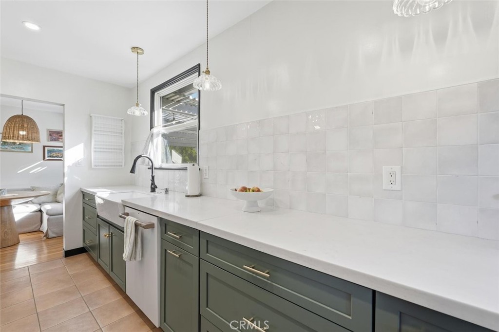 2324 Roycroft Avenue