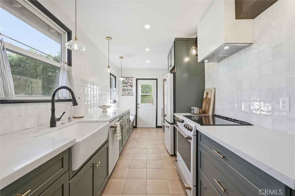 2324 Roycroft Avenue