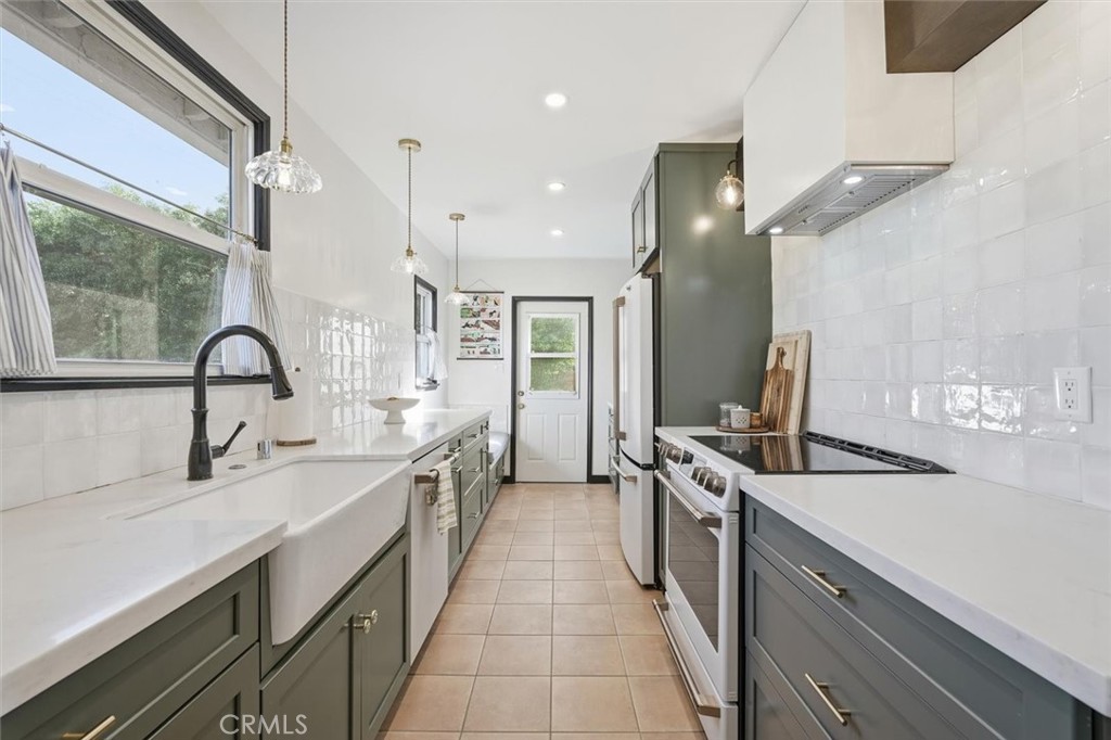 2324 Roycroft Avenue