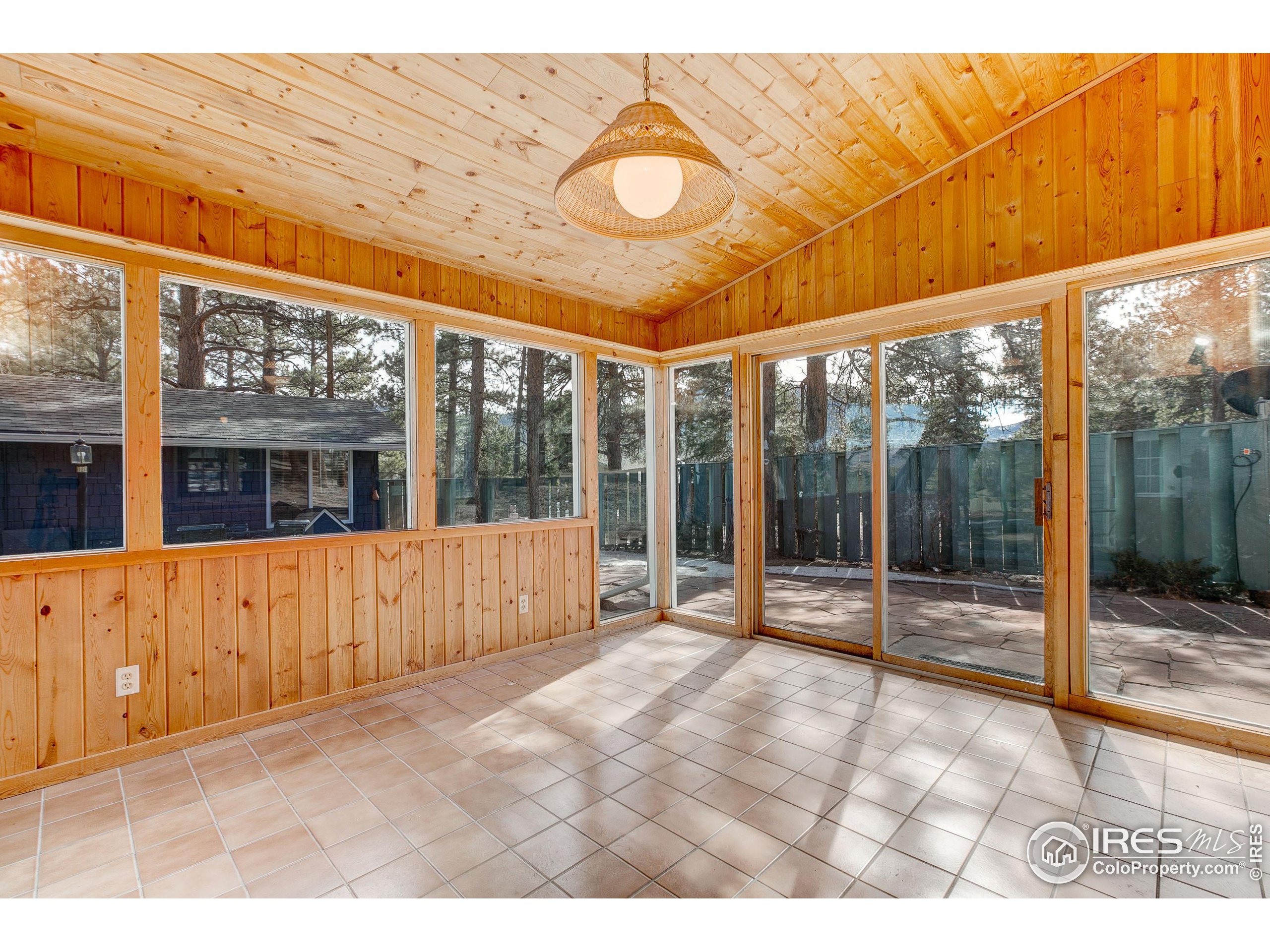 910 Shady Ln