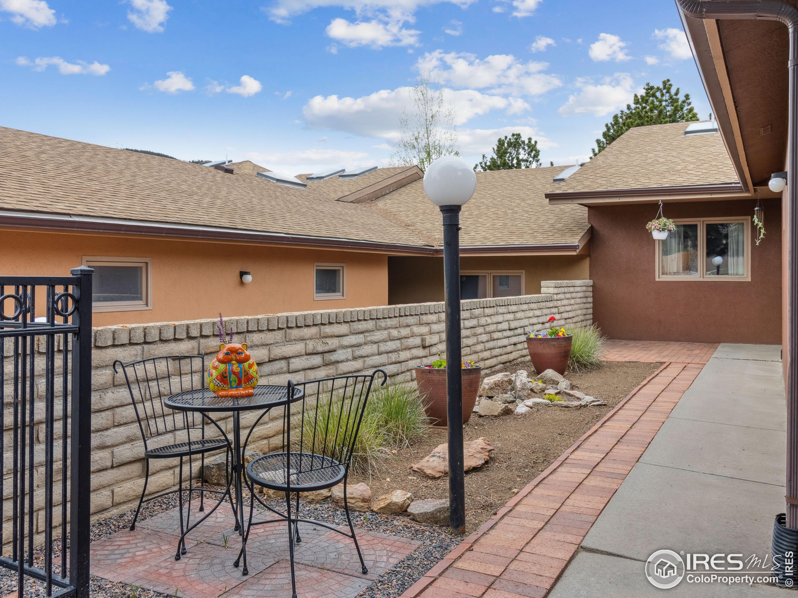 838 Vista Ln