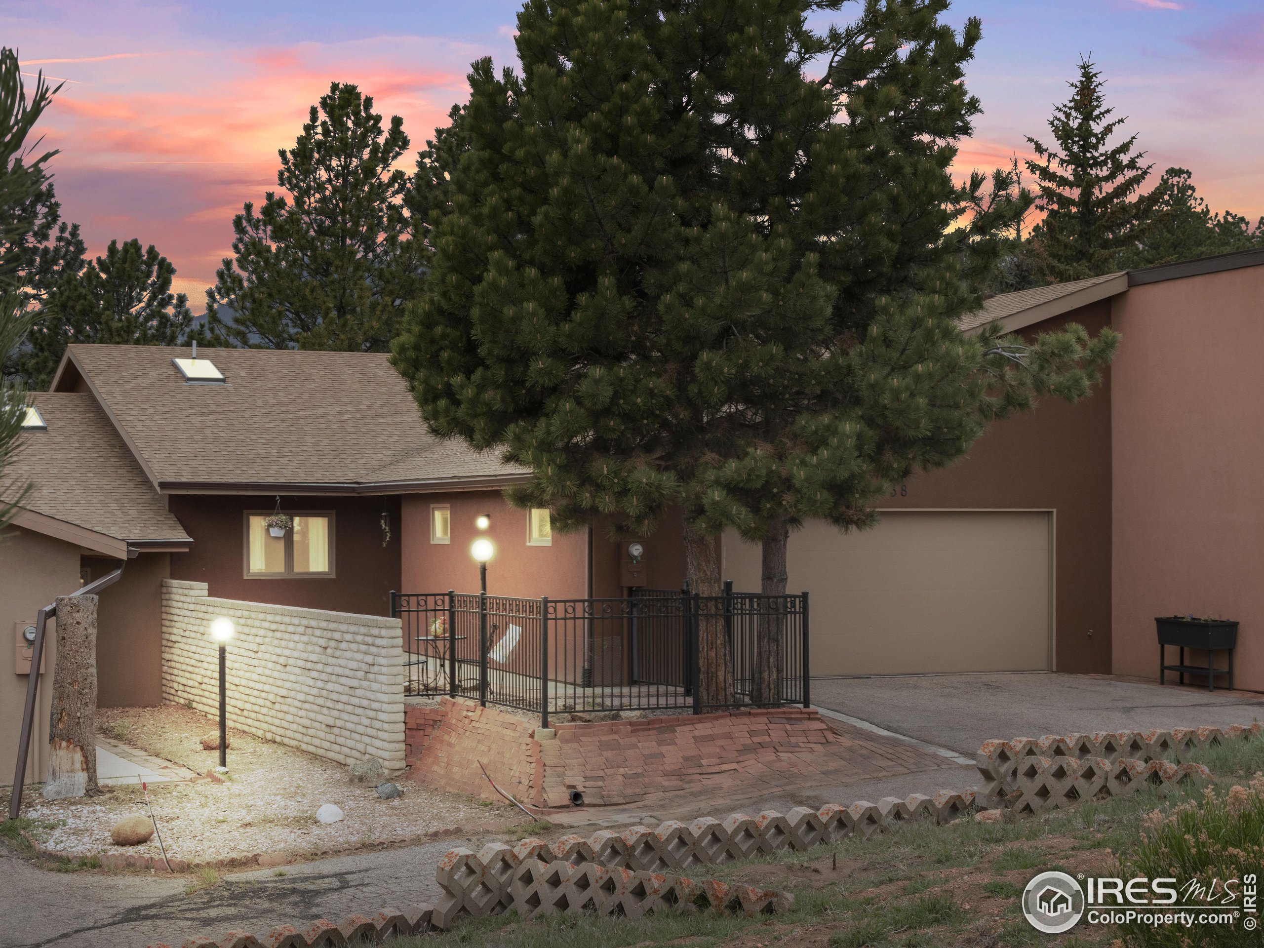 838 Vista Ln