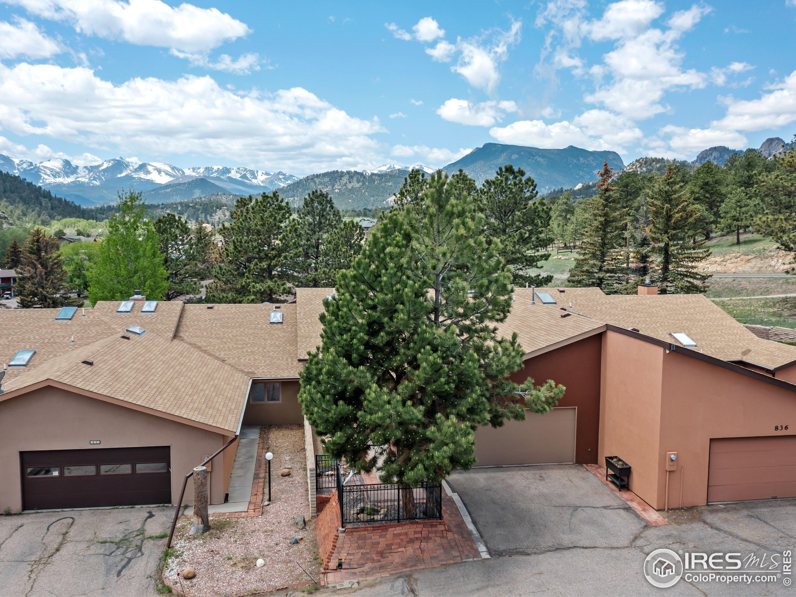 838 Vista Ln