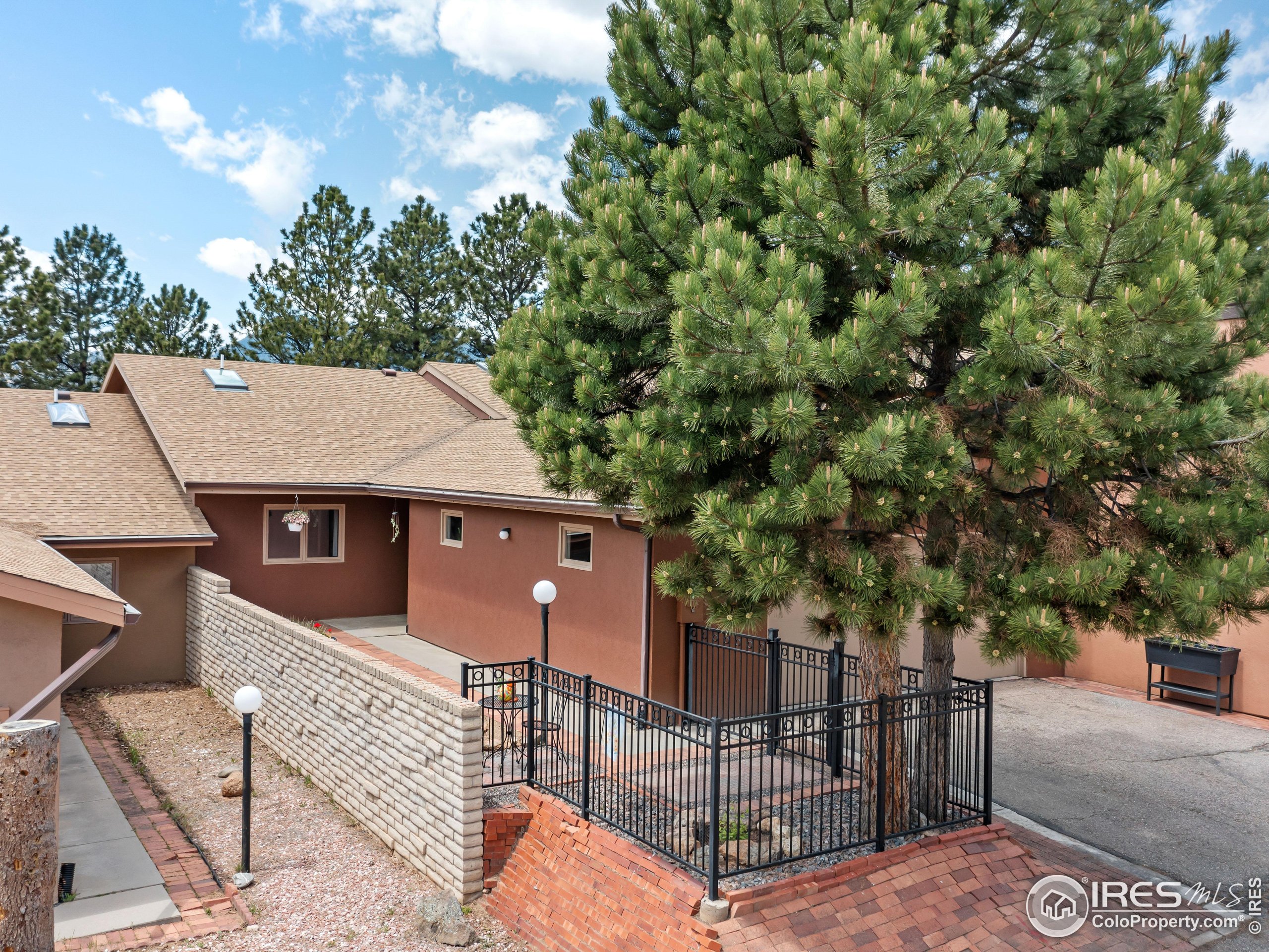 838 Vista Ln