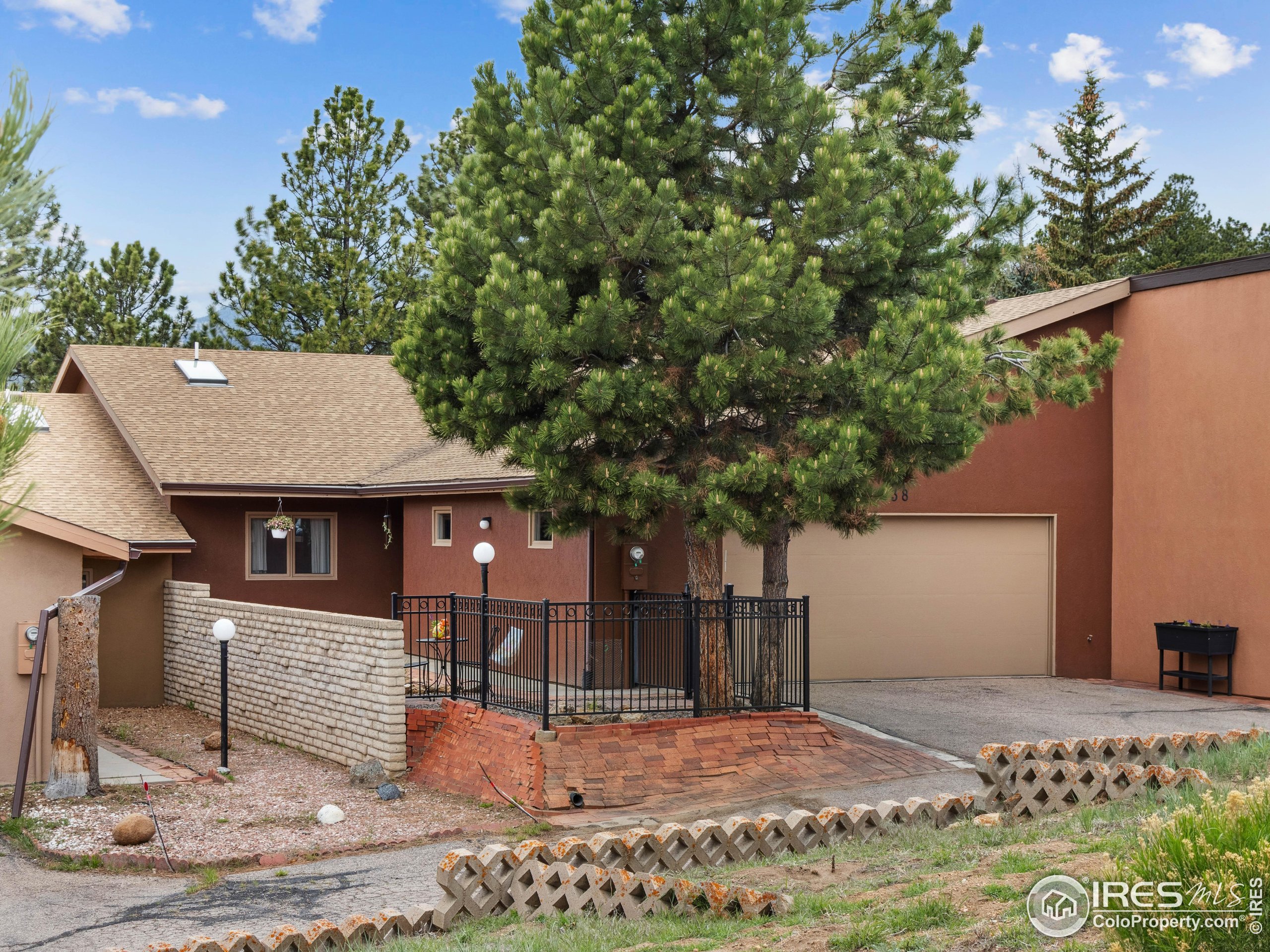 838 Vista Ln