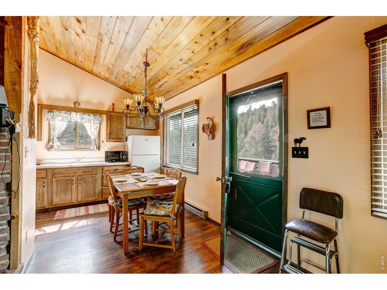 1142 Streamside Dr