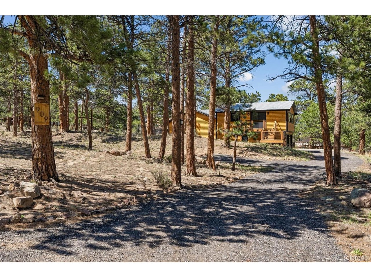 909 Village Green Ln
