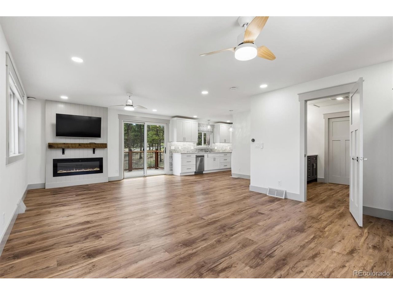 909 Village Green Ln