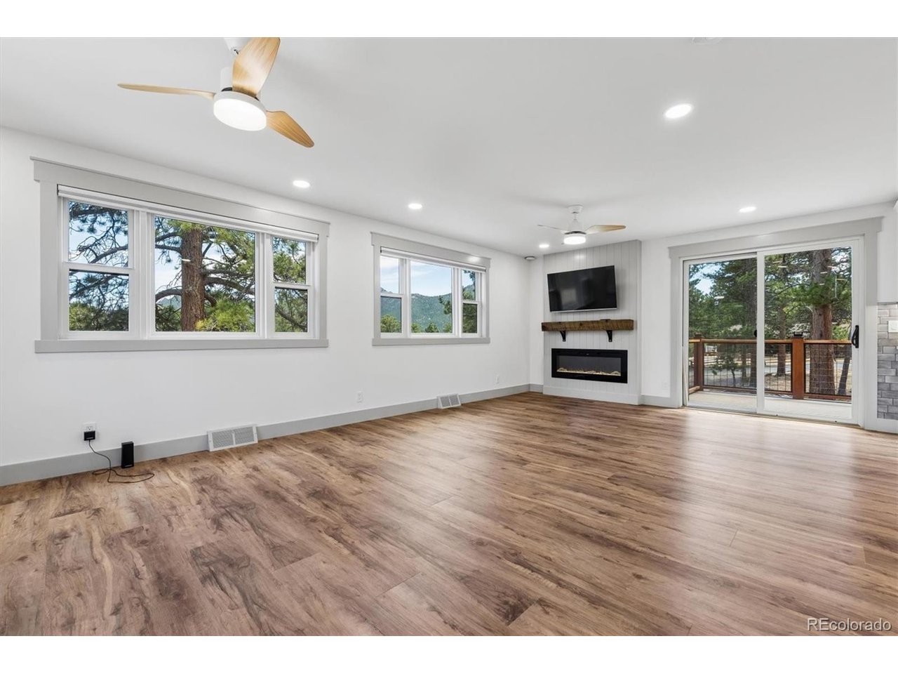 909 Village Green Ln