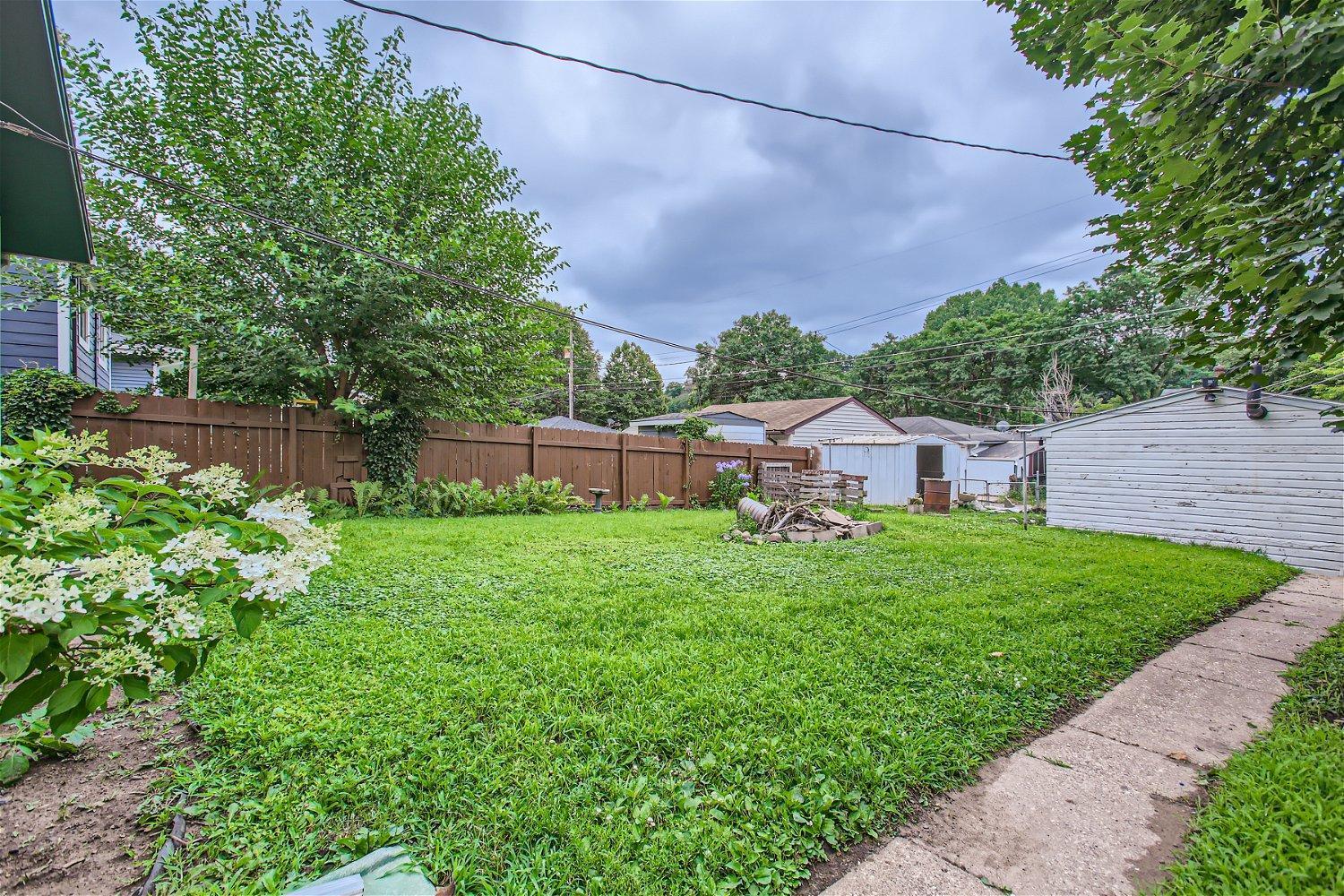 226 Winifred Street E