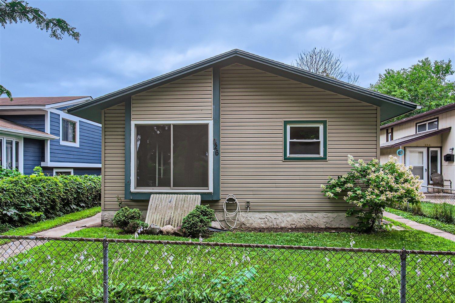 226 Winifred Street E