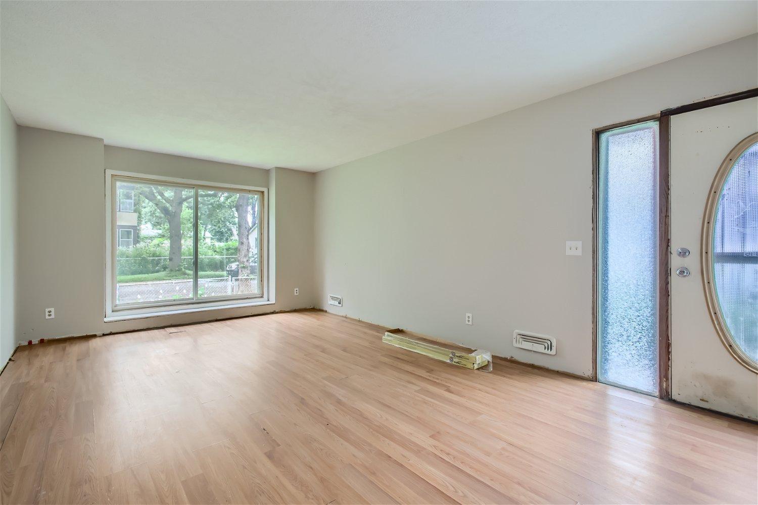 226 Winifred Street E