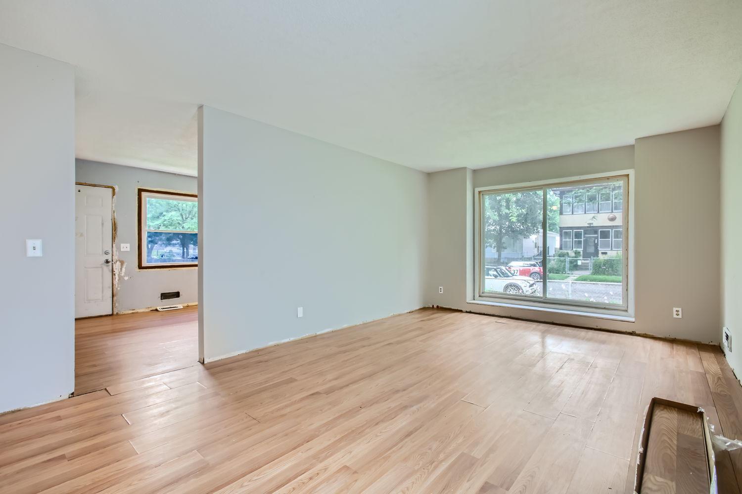 226 Winifred Street E