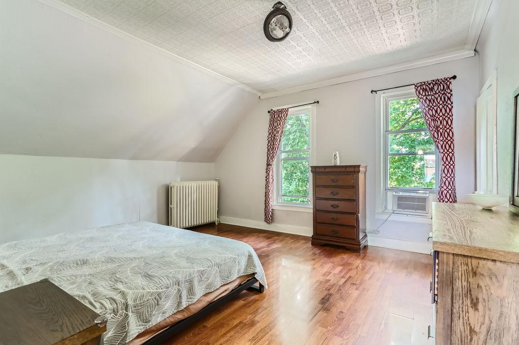 19 Delos Street W