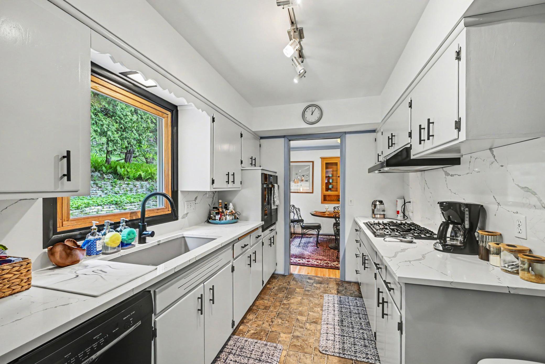 885 Old Lexington Avenue