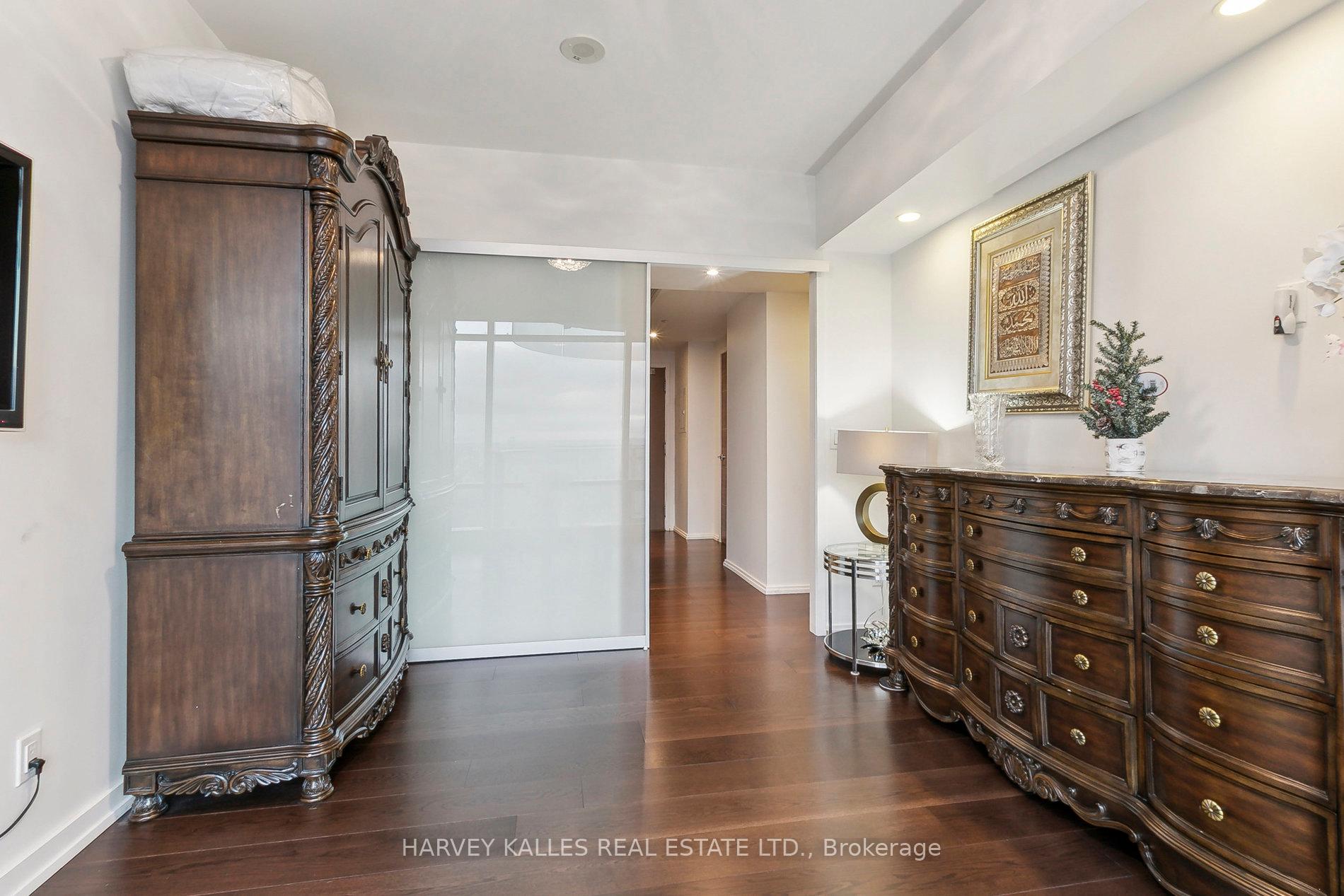 1 Bloor Street E 6801